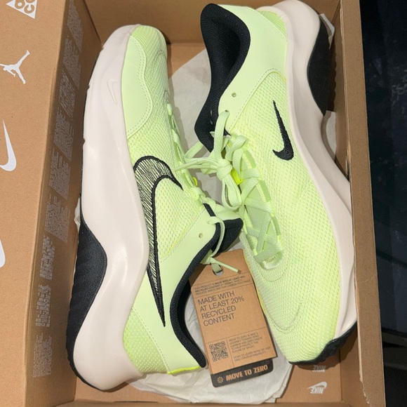 Men's Nike Legend Essential 3 NN Sneakers - Picture 15 of 15